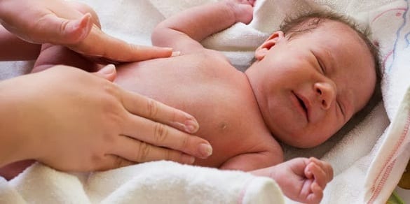 Cara Membersihkan Bagian Tubuh Bayi Baru Lahir