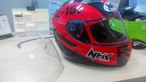 Cara Membersihkan Kaca Helm Motor