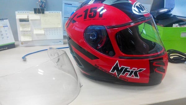 Cara Membersihkan Kaca Helm Motor