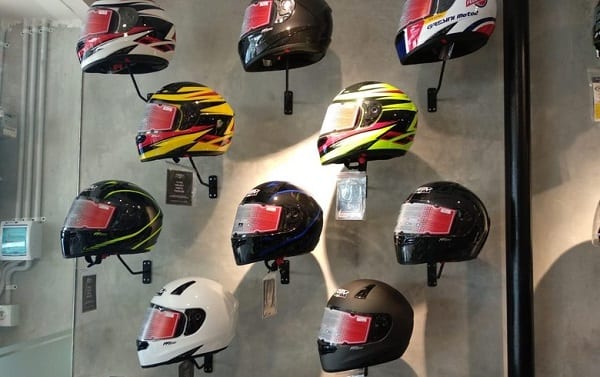 Membersihkan Helm Doff