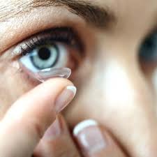 Bahaya Softlens Atau Lensa Kontak Bagi Kesehatan Mata